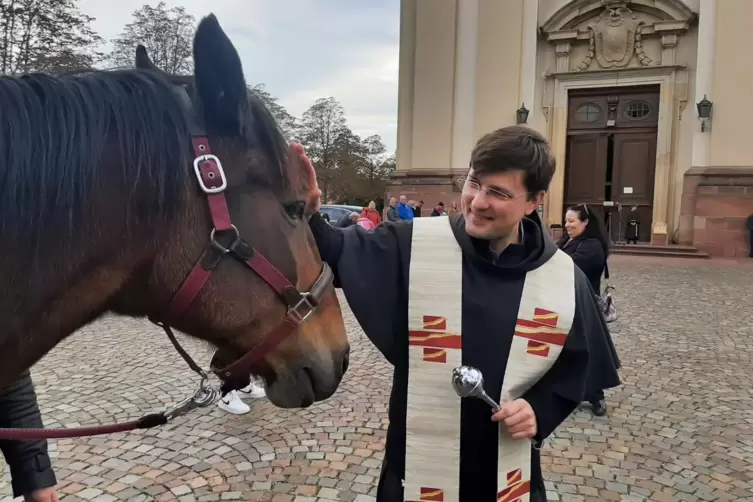  Der größte Vierbeiner im Gottesdienst: Wallach Stitch wird von Kaplan Mateusz Klosowski gesegnet. 