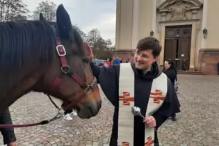 Der größte Vierbeiner im Gottesdienst: Wallach Stitch wird von Kaplan Mateusz Klosowski gesegnet.