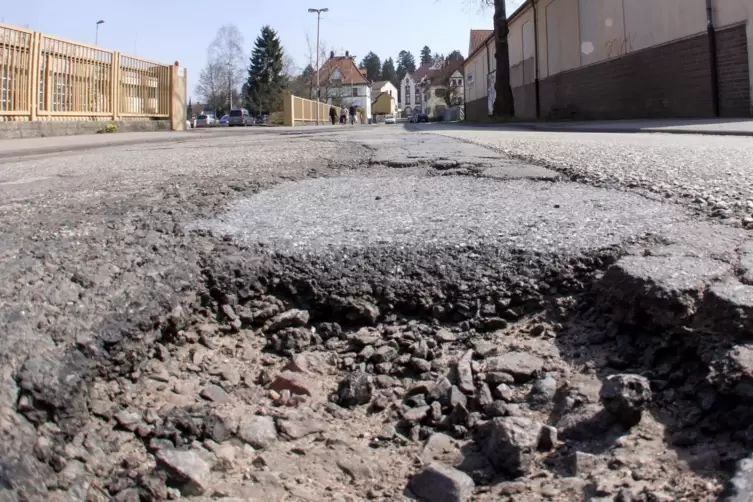 Die Schlachthofstraße in Ixheim sei „die schlechteste Straße in ganz Zweibrücken“, findet der FWG-Fraktionsvorsitzende Kurt Dett