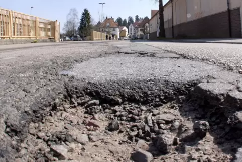 Die Schlachthofstraße in Ixheim sei „die schlechteste Straße in ganz Zweibrücken“, findet der FWG-Fraktionsvorsitzende Kurt Dett