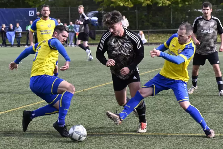 Die Bobenheimer Julian Amann (links) und Denis Reinwald kämpfen mit dem Heßheimer Tim Keller um den Ball. 