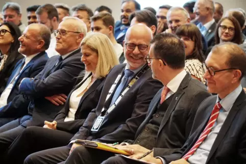 Der neue Homburger Oberbürgermeister Michael Forster (dritter von rechts) im Gespräch mit Innenminister Reinhold Jost. Von links