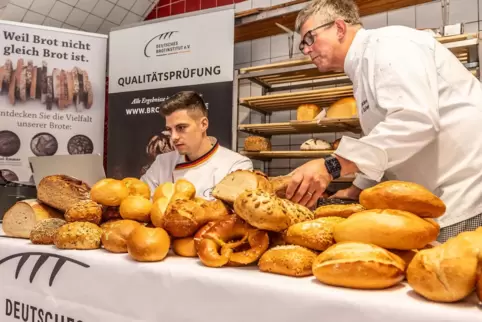 Bäcker Wolfgang Schmidt (rechts) schaut Prüfer Daniel Plum über die Schulter.