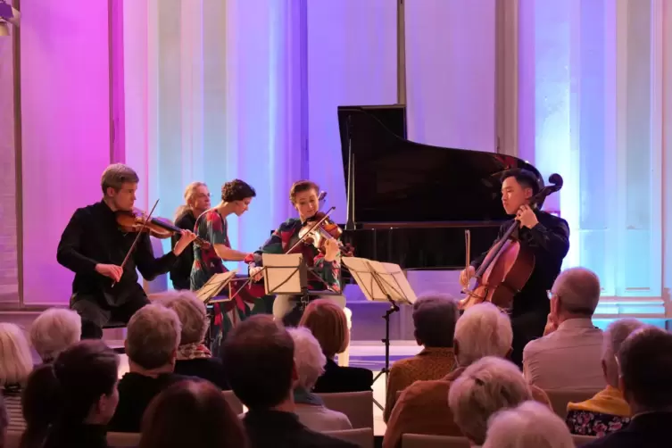 Das Notos Quartett im Jagdsaal, hinten links Nikolaus Friedrich, künstlerischer Leiter des Mozartfests, behilflich beim Notenumb