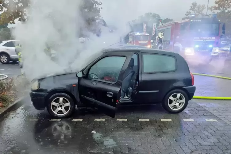 Als die Einsatzkräfte vor Ort eintrafen, brannte es im Motorraum des Autos bereits. 