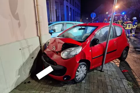 Nach dem Unfall blieben die beiden beteiligten Autos nebeneinander auf dem Gehweg stehen. 