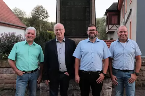 Die Altleininger Gemeindespitze, von links: Beigeordneter Frank Dennhardt, Erster Beigeordneter Gunther Schneider, Bürgermeister