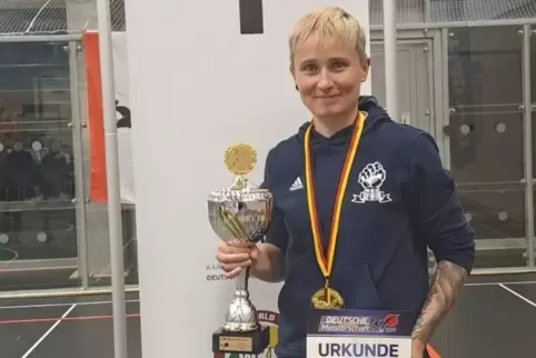 Titel verteidigt: Stella Holczer mit Pokal und Urkunde in Köln. 