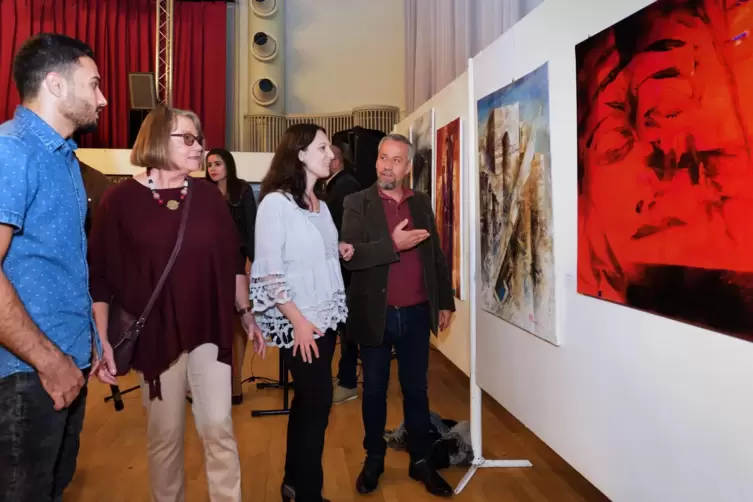 Ausstellungseröffnung: Nadja Hattab (Zweite von rechts), Migrationsbeirat-Vorsitzende, bei einem Termin der Interkulturellen Woc