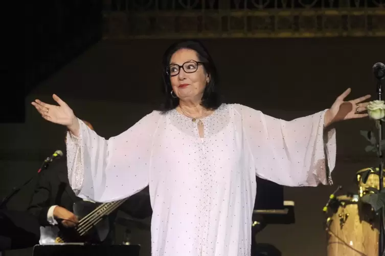 Typische Geste: Nana Mouskouri bei einem Konzert 2014.