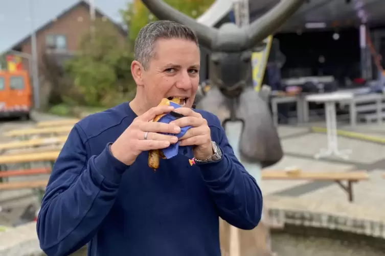 Bratwurst hat Christian Schwind schon als kleines Kind auf der Dannstadter Kerwe verputzt. Heute organisiert er das Fest mit. 