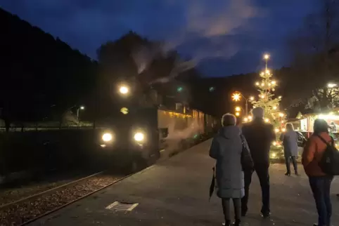 Das Weihnachtsdorf soll am Bahnsteig in Elmstein wieder für eine gemütliche Atmosphäre sorgen. 