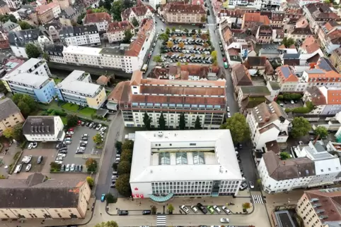 Um dieses Quartier geht es: vorne vor der Sparkasse die Ostbahnstraße, rechts die Weißquartier- und links die Reduitstraße. In d