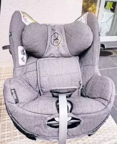 mit Cybex Base, Z Isofix, 360 ° Drehmechanismus, passend für Cloud und Sirona. Die Base Z haben wir 2 x, kann auch seperat erwor