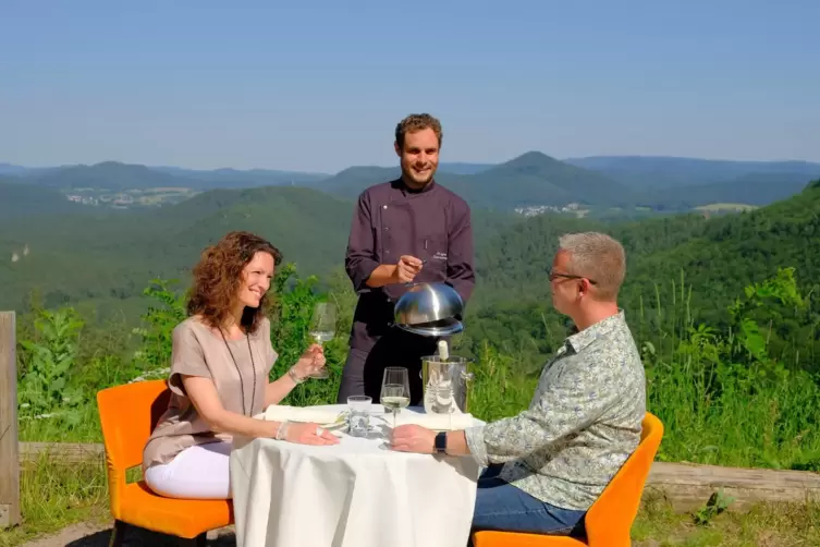 Regionaler Genuss in herrlicher Landschaft: Küchenchef Magnus Zimmermann vom Felsentor Hauenstein.