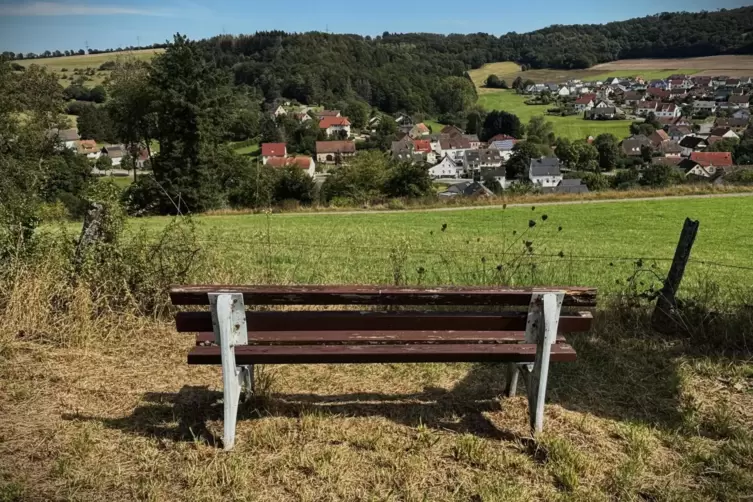 Unterwegs finden sich Sitzmöglichkeiten mit schönen Ausblicken.