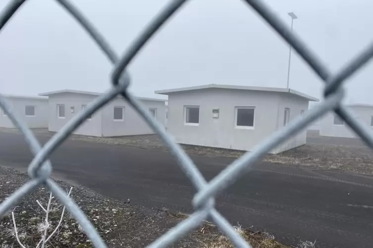 40 dieser sogenannten Shelter stehen am Flugplatz Zweibrücken seit acht Jahren ungenutzt herum. 