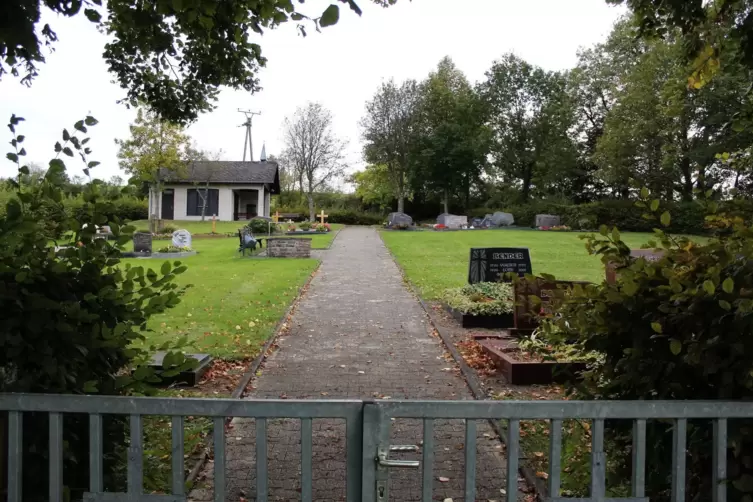 Der Friedhof ist gemessen an der Einwohnerzahl überdimensioniert. Ein Teil der Fläche soll womöglich in „öffentliches Grün“ verw