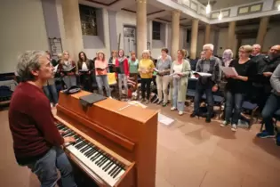 Probe des Chors »So What« unter der Leitung von Matthias Stoffel in der evangelischen Stadtkirche Kusel.