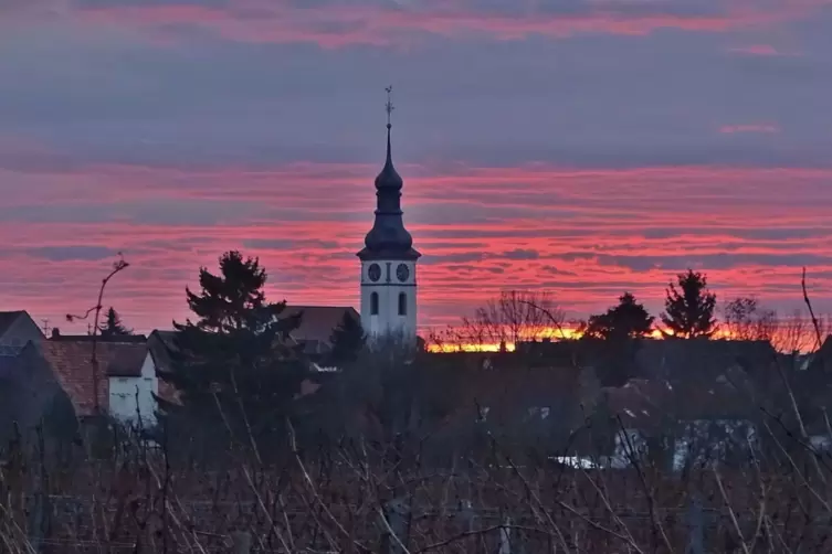 Morgenrot mit Blick auf die Martinskirche in Gönnheim.