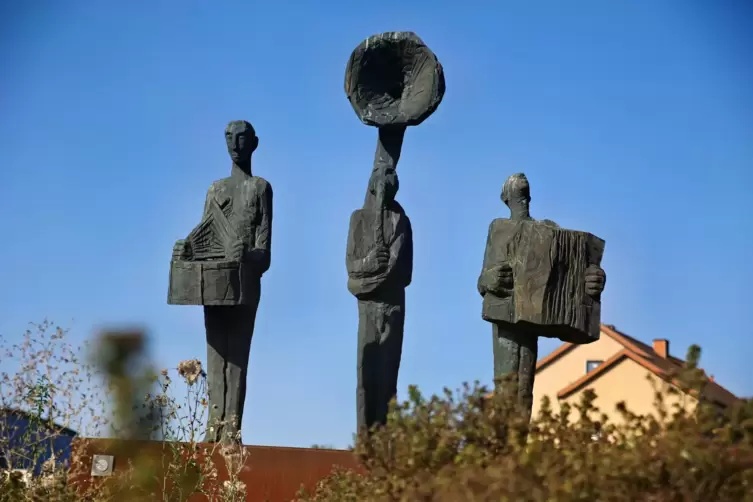 „Hartloffs rostige Ritter“: Die in einem Kreisel auf der B420 postierte Bronzeskuptur von Walter Schembs erinnert an die Wanderm