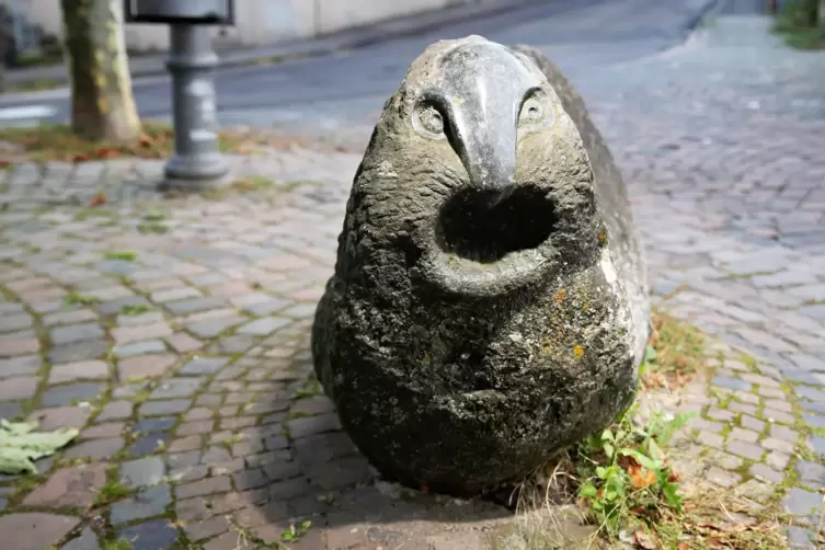 Ein von Ludwig Grub gestalteter Diabasblock am Marktplatz.