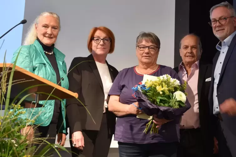 Christl Laubersheimer (Mitte) auf der Bühne mit (von links) Monika Sauer, Claudia Altwasser, Klaus Kuhn und Rudolf Storck.