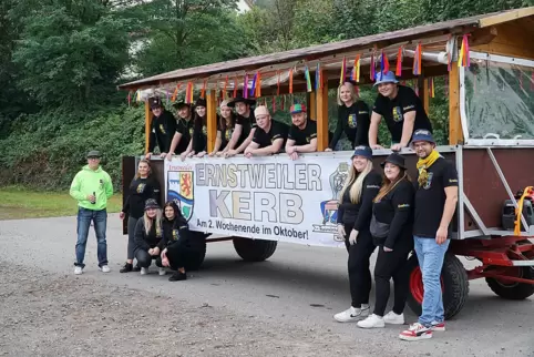 Die Ernstweiler Straußbuben beim Start der Werbetour.