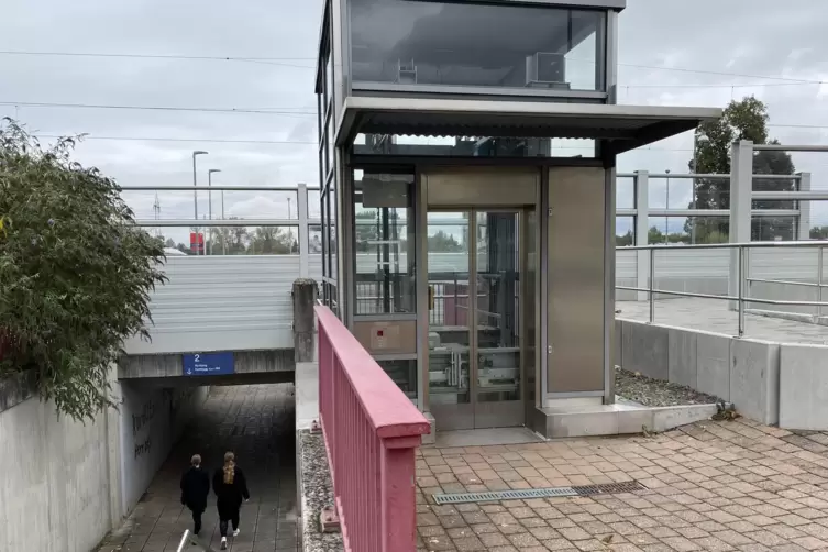 Nach Vandalismus defekt: Seit zwei Jahren sind die Aufzüge am Bruchmühlbacher Bahnhof bereits außer Betrieb. 