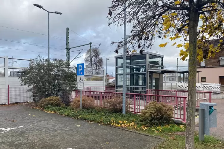 Seit Juli 2022 stehen die Aufzüge am gut frequentierten Bruchmühlbacher Bahnhof schon still. Sie wurden immer wieder Opfer von V