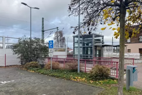 Seit Juli 2022 stehen die Aufzüge am gut frequentierten Bruchmühlbacher Bahnhof schon still. Sie wurden immer wieder Opfer von V