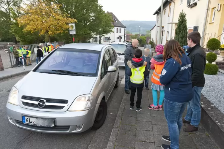 Schon vor Jahren machten Schüler gemeinsam mit Lehrern und Mitarbeitern des Ordnungsamts darauf aufmerksam, dass Elterntaxis für