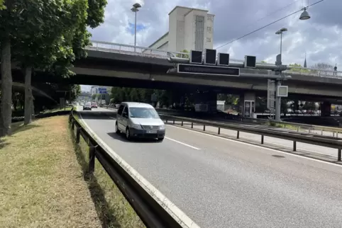 Die Westspange der Saarbrücker Stadtautobahn ist eine der Hauptverkehrsachsen in Saarbrücken. 