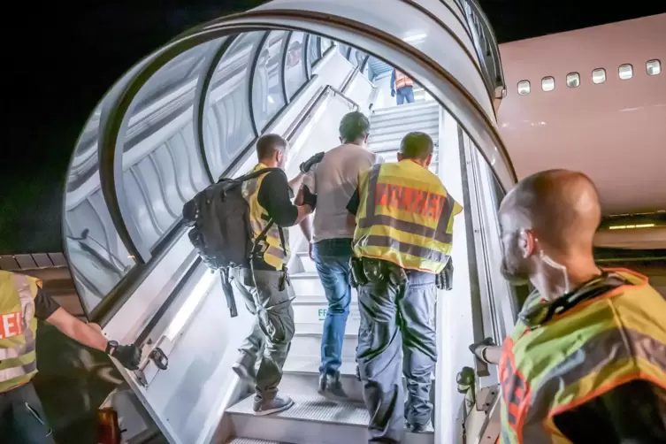 Abschiebung: Vom Flughafen geht es zurück in die Heimat. 