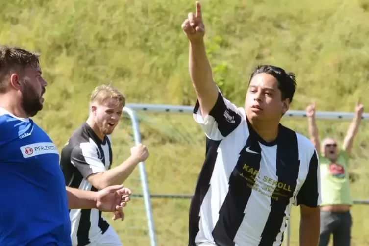 Schoss den FC Ruppertsweiler auch mal in die A-Klasse: Karl „Kalli“ Sekoll (rechts).