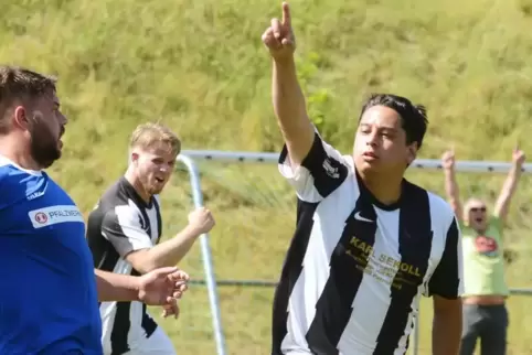 Schoss den FC Ruppertsweiler auch mal in die A-Klasse: Karl „Kalli“ Sekoll (rechts).