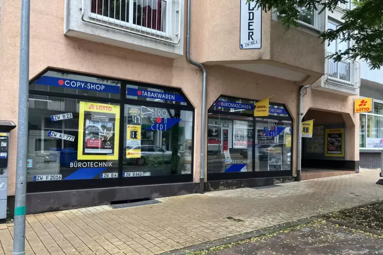 Der Betreiber des Geschäfts "BüroConcept" mit integriertem Lottolädchen, Nummernschild-Dienst und DHL-Paketshop in der Maxstraße