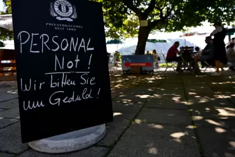 Nicht nur in bayerischen Biergärten, sondern eigentlich überall in Deutschland findet man Schilder wie dieses.