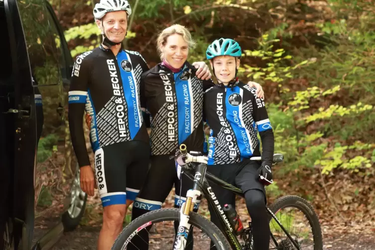 Diese Heltersberger Radsportler-Familie ist auch 2024 dabei: (von links) Werner, Miriam und Max Chelius.