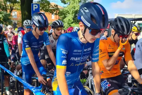 Kurz vor dem Start in der Lombardei: Lauric Schwitzgebel (Zweiter von rechts).