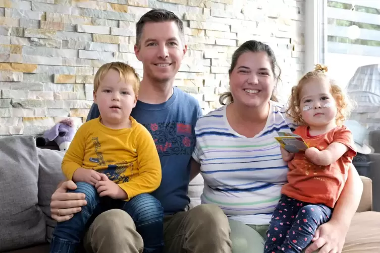 Sind ein Team und meistern ihr Schicksal gemeinsam: Tobias und Manuela Traub mit ihren Zwillingen Lorenz und Theresa. 