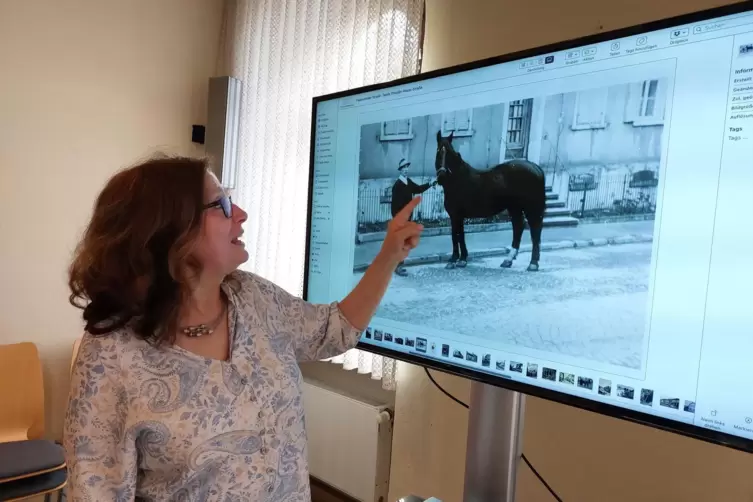 Was vom Pferd erzählt: Petra Frank zeigt beim Erzählcafé historische Fotos und hat die Geschichten dazu.