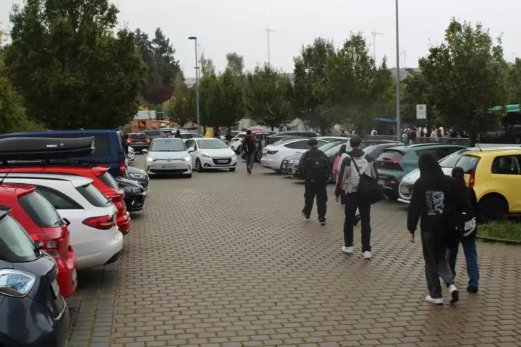 Viele Autos, viele Schüler: Auch in Kirchheimbolanden ist die Situation mitunter unübersichtlich. 