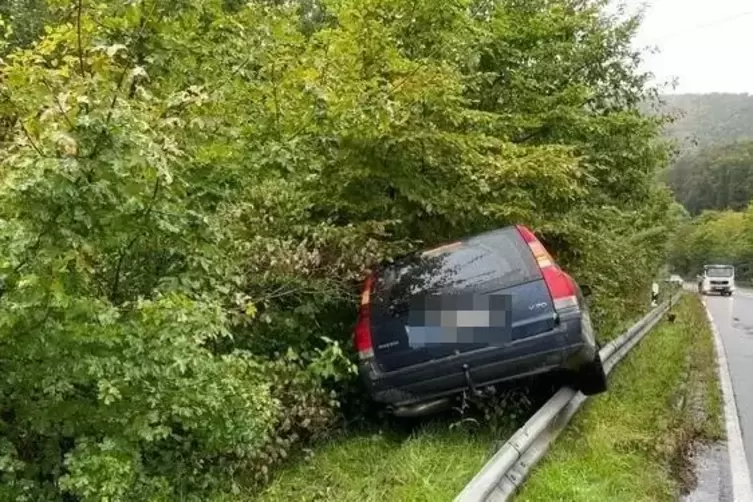 Der Wagen der 55-Jährigen blieb auf der Leitplanke hängen. Die Feuerwehr musste sie daraus befreien. 