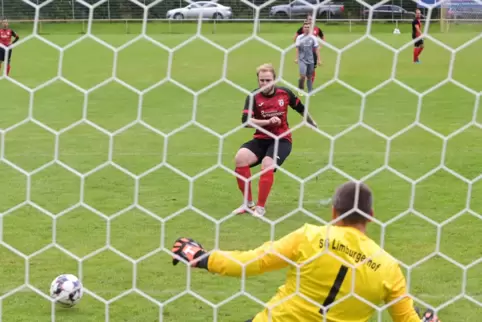 Bringt Berghausen in Führung: Fabian König (rot). 