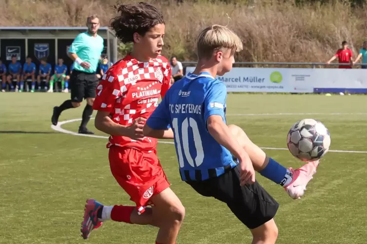 Im Pokal eine Runde weiter: FC Speyer 09 (blau).