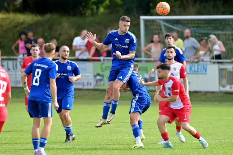 Kopfballstark dank 1,88 Metern: Nicolas Kortus vom TuS Mechtersheim. 