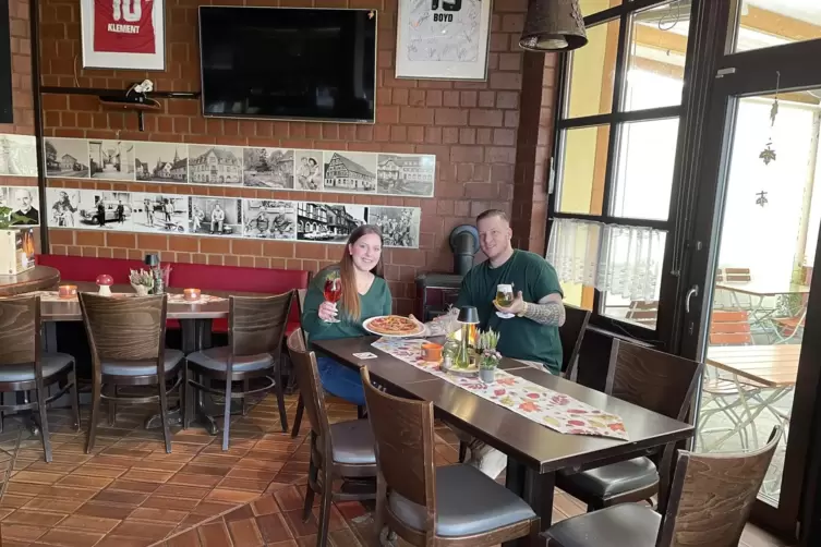 Enrico und Nithara Demmere entwickeln den „Spiegelbrunnen“ weiter zur gutbürgerlichen Gaststätte.