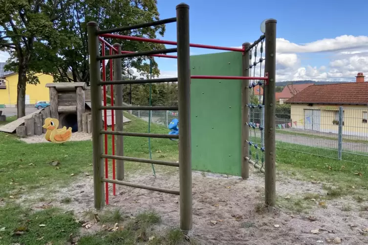 Der Mehrgenerationenplatz hinter dem Dorfgemeinschaftshaus soll weiter ausgebaut werden. Neben dem Spielplatz befindet sich etwa