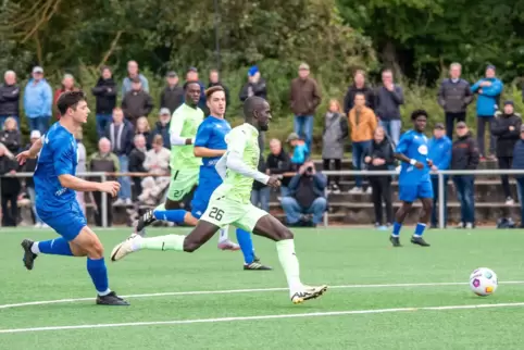 Er ist schnell auf dem rechten Flügel unterwegs: Marvin Benefo (vorne links), hier im Spiel gegen den FK Pirmasens II.